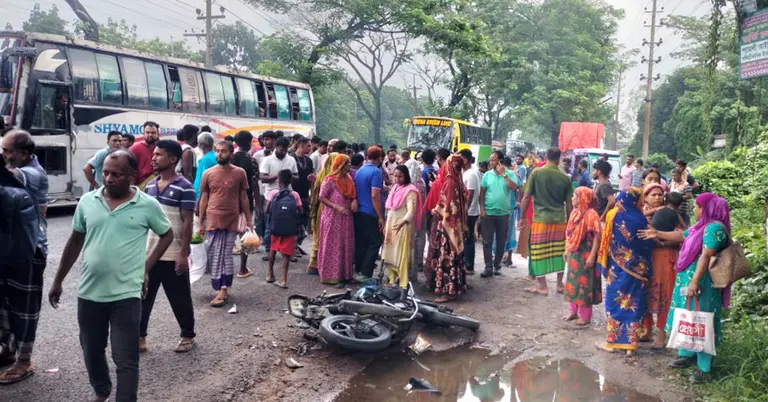 দুর্ঘটনায় কবলিত মোটরসাইকেল